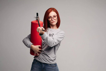 女人红色的头发工作室持有火<strong>灭火</strong>器情感明亮的女人匮乏压抑了火<strong>灭火</strong>器