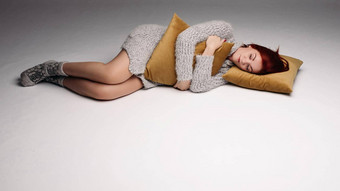 工作室肖像女人毛衣拥抱枕头