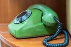 绿色古董电话旋转刻度盘刻度盘电话架子上