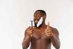 年轻的非洲式发型美国男人。剃须浴室个人早....例程卫生早....概念
