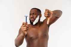 年轻的非洲式发型美国男人。剃须浴室个人早....例程卫生早....概念