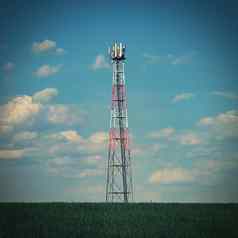 电信塔发射机GSM信号移动手机场背景蓝色的天空云概念现代技术行业