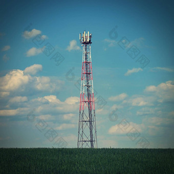 电信塔发射机GSM信号移动手机场背景蓝色的天空云概念现代技术行业