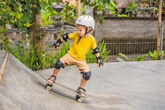 运动男孩头盔膝盖垫学习滑板滑冰公园孩子们<strong>教育体育</strong>