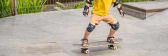 运动男孩头盔膝盖垫学习滑板滑冰公园孩子们<strong>教育体育</strong>横幅长格式