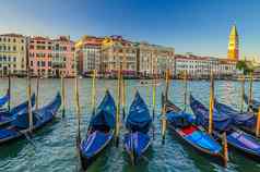 贡多拉停泊大运河水威尼斯巴洛克式的风格色彩斑斓的建筑大运河