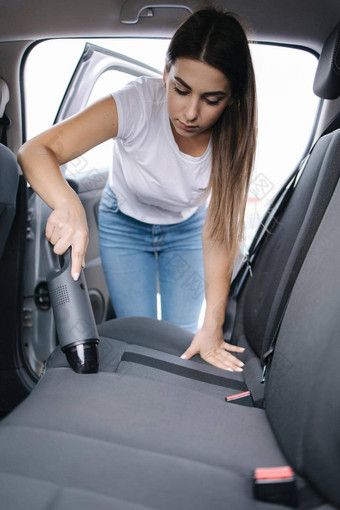 有吸引力的年轻的女人可移植的真空更清洁的车女人吸尘车车库首页车室内清洁