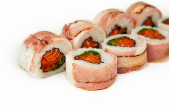 寿司卷培根大马哈鱼白色背景成分烤培根大马哈鱼绿色洋葱飞行鱼罗伊冰山酱汁大米紫菜传统的日本食物餐厅菜单