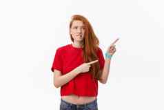 特写镜头严格的年轻的女人穿红色的衬衫强调指出手指孤立的白色背景
