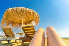 女人女孩腿日光浴热带桑迪海滩模糊稻草遮阳伞伞木太阳懒人