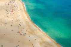 前空中视图桑迪海滩人游客日光浴大西洋海洋Azure绿松石水沙滩上挤