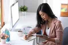 业务女人企业家数字平板电脑使笔记笔记本
