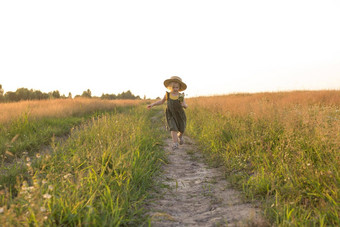 金发女郎女孩稻草他走场花束雏菊概念走自然自由<strong>环保生活</strong>方式