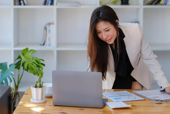 年轻的经济学家会计师金融投资者<strong>回顾</strong>预算文档电脑研究影响风险评估企业投资管理