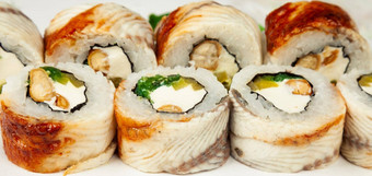 寿司卷鳗鱼楚卡沙拉白色板经典日本寿司传统的日本食物牧美味的块寿司餐厅菜单Copyspace