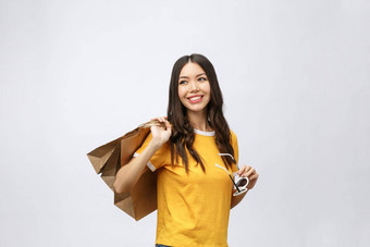 美丽的有吸引力的亚洲女人微笑持有购物袋感觉幸福享受黑色的星期五出售购物购物中心孤立的白色背景购物概念