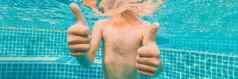 水下年轻的男孩有趣的游泳池护目镜夏天假期有趣的横幅长格式