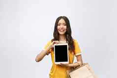 肖像女人夏天衣服持有包袋购买在线购物平板电脑垫电脑孤立的白色背景复制空间广告