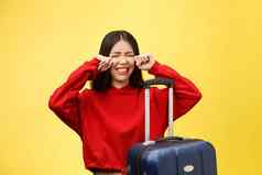 心烦意乱旅游女人夏天休闲衣服坐手提箱把手头孤立的黄色的橙色背景女旅行在国外旅行周末度假空气飞行旅程概念
