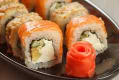 关闭腌姜形式红色的玫瑰寿司卷