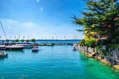 港口加尔达湖蓝色的Azure绿松石水木码头码头游艇