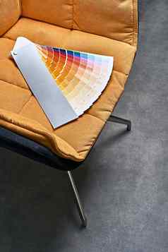 颜色轮调色板选择油漆语气颜色黄色的椅子背景室内设计师工具