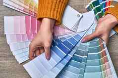 颜色轮选择油漆语气手女室内设计师工作调色板选择颜色有创意的过程概念比较选项匹配色调