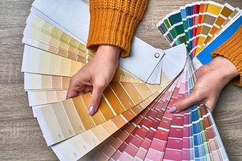 颜色轮选择油漆语气手女室内设计师工作调色板选择颜色有创意的过程概念比较选项匹配色调
