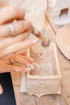 主陶艺家持有粘土产品手使陶瓷蜡烛持有人粘土过程涂层烛台釉