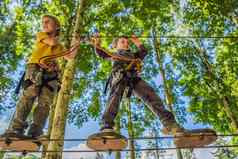 男孩绳子公园活跃的物理娱乐孩子新鲜的空气公园培训孩子们