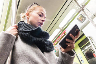 年轻的女人乘客智能手机移动现代<strong>地铁</strong>通勤公共运输