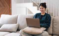 亚洲女人移动PC说谎舒服的沙发工作远程首页模型网站设计