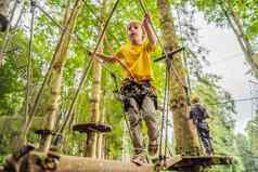 男孩绳子公园活跃的物理娱乐孩子新鲜的空气公园培训孩子们