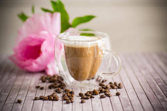 杯热咖啡牛奶咖啡豆子