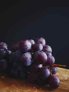 成熟的多汁的黑暗葡萄木桌子上食物酒有机水果