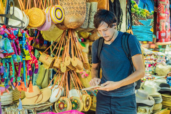 男人。市场乌布巴厘岛典型的纪念品商店销售记忆手工艺品巴厘岛著名的乌布市场印尼巴厘岛的市场记忆木工艺品当地的居民