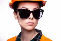 女人太阳镜建设安全头盔橙色背心特写镜头肖像
