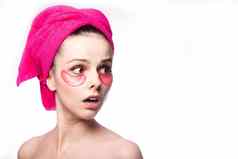 年轻的女人淋浴粉红色的毛巾补丁
