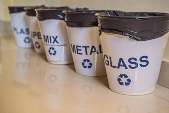 垃圾罐垃圾垃圾箱排序垃圾厨房内阁种族隔离家庭垃圾塑料纸金属玻璃生态回收概念