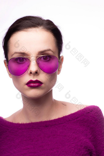 女紫色的毛衣紫色的眼镜紫色的口红嘴唇