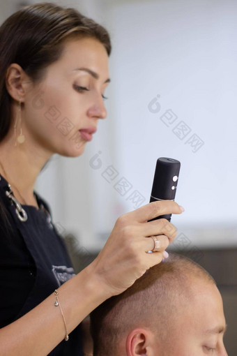 trichoscope检查头发头皮头发毛囊年轻的男人。复制空间头男人。变薄头发毛发学