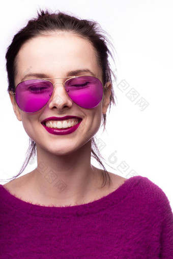 女人紫色的毛衣紫色的眼镜紫色的口红嘴唇
