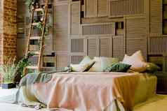 现代双床上站木墙室内绿色粉红色的舒适的枕头时尚的卧室舒适的王大小床上阁楼风格