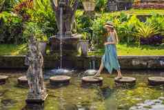 年轻的女人旅游公园蒂尔塔甘加水宫水公园巴厘岛印尼