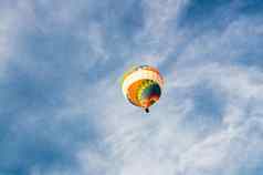 色彩斑斓的颜色热空气气球蓝色的天空复制空间
