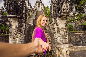 遵循照片年轻的女人旅游背景石头梯子美丽的普拉lempuyang崇高寺庙夏天景观楼梯寺庙帕杜拉克萨门户网站标记入口中间密室贾巴中间普拉免费的伟大的巴厘岛