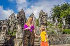 妈妈。儿子游客背景石头梯子美丽的普拉lempuyang崇高寺庙夏天景观楼梯寺庙帕杜拉克萨门户网站标记入口中间密室贾巴中间普拉免费的伟大的巴厘岛旅行孩子们概念孩子们友好的的地方