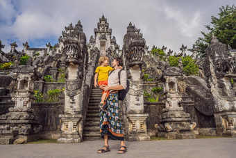 爸爸儿子游客背景石头梯子美丽的普拉lempuyang崇高寺庙帕杜拉克萨<strong>门户</strong>网站标记入口中间密室贾巴中间普拉免费的伟大的巴厘岛旅行孩子们概念孩子们友好的的地方