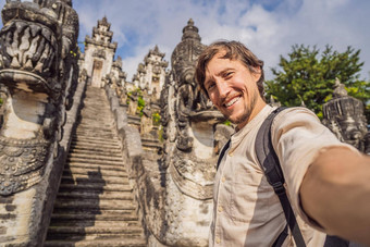 年轻的男人。旅游背景三个石头梯子美丽的普拉lempuyang崇高寺庙夏天景观楼梯寺庙帕杜拉克萨门户网站标记入口中间密室贾巴中间普拉免费的伟大的巴厘岛