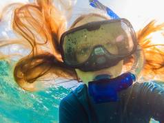 快乐女人浮潜面具潜水水下热带鱼珊瑚礁海池旅行生活方式水体育运动户外冒险游泳教训夏天海滩假期